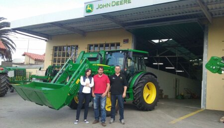 Agricola Castellana entrega a Oscar y Pili de Roiz (Cantabria),  JOHN DEERE 5100M con pala 603R.