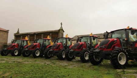 Hitraf Entrega de 5 equipos  Valtra con desbrozadoras de brazo GL1 e desbrozadoras traseiras TMC Cancela para a Xunta de Galicia, provincia de Ourense.