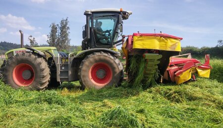 Talleres Agricola Mata - Claas Xerion con segadora frontal