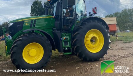 Agrícola Noroeste  entrega John Deere  6250R a Pedro