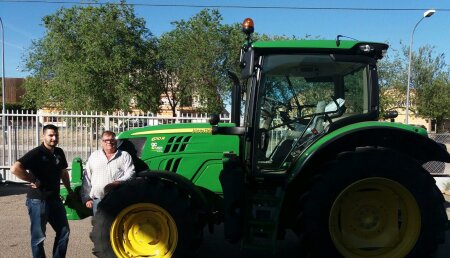 Agricola Castellana entrega JOHN DEERE 6110R a Juan Antonio Pérez Madrigal en la localidad vallisoletana de Rueda.