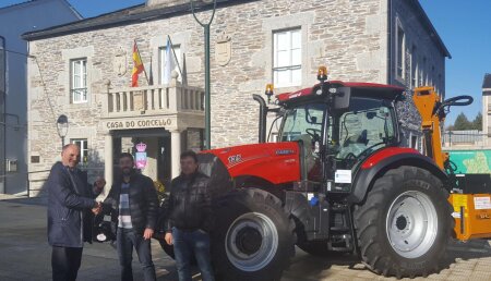 Agricola Calvo Entrega CASE IH 135 desbrozadora de brazo BERTI 6 metros desbrozadora arrastrada ZANON 1900 i cable delantero FUERTE al Ayuntamiento de CASTROVERDE