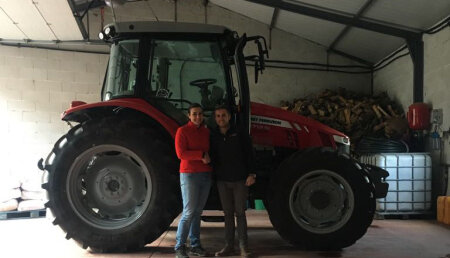 Agricola Suarez entrega  a Adelina Garcia Garcia de Fradelo en Viana do bolo (Orense), Massey Ferguson 5712