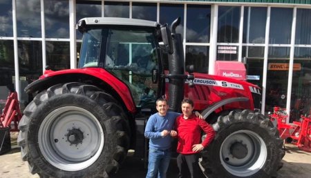 Maxideza entrega a Trayfor de Vilatuxe (Lalín) el tractor Massey Ferguson modelo 7724 Dyna vt