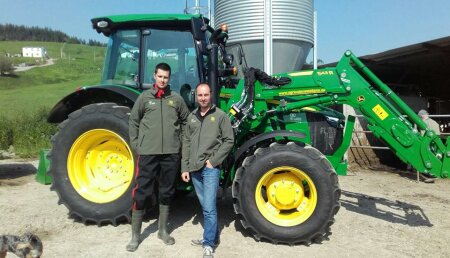 Agrícola Castellana Entrega JOHN DEERE 5090R con pala 543R a Ganaderia Saguales SC, en la localidad cantabra de Renedo de Pielagos