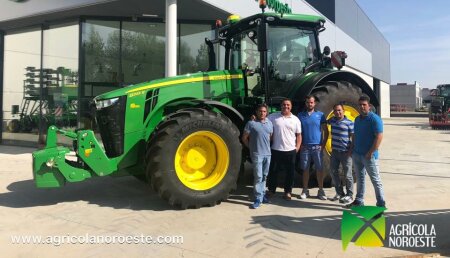 Agrícola Noroeste entrega John Deere 8245R a Hnos. Fuertes