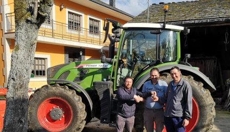 Maxideza entrega a Ganaderia Rego , de Lancara(Lugo), tractor FENDT 720