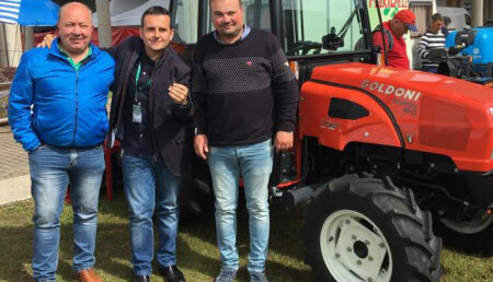 Maxideza entrega a Xoco sc y Mamuelas, el tractor Goldoni energy 80