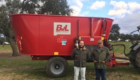  Farming Agrícola entrega un carro mezclador BvL V-Mix 17N-2S en la ganadería de carne Herdade da Valeira