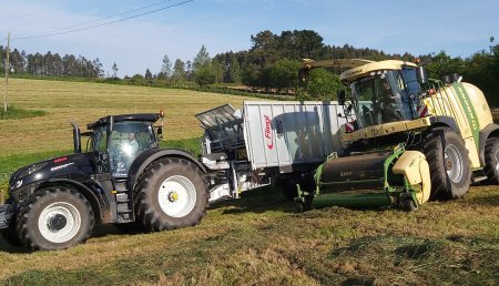 AgroForestal Xanceda Garcia&Barreiro ensilando hierba en Casa Grande de Xanceda