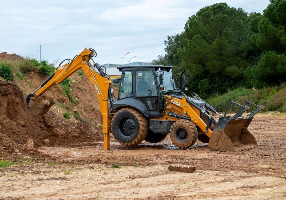 CASE Construction Equipment amplía su gama compacta con una nueva retroexcavadora de 55 kW, una nueva minicargadora eléctrica sobre orugas y mejoras significativas en la gama de cargadoras compactas sobre ruedas