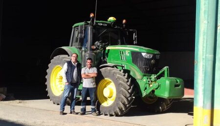 Agrícola Castellana Entrega JOHN DEERE 6175M a José Enrique Pérez y su hijo Alejandro, de Santoyo (Palencia).