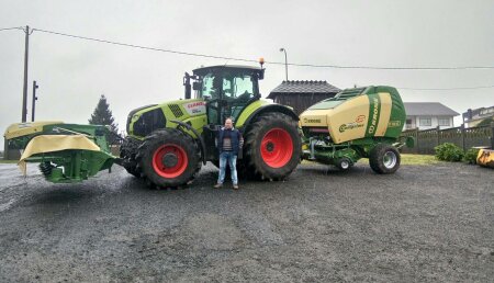 Millares Torron entrega  a Ivan Tembras de As Pontes (A Coruña)  segadora frontal Krone F320CV y rotoempacadora Krone Compima x-treme V150XC