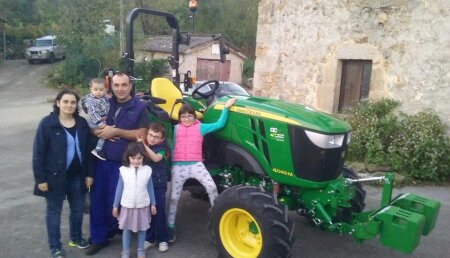 Comercial Agrícola Castellana Entrega JOHN DEERE 4049M en Bustillo de Villafufre, Cantabria.