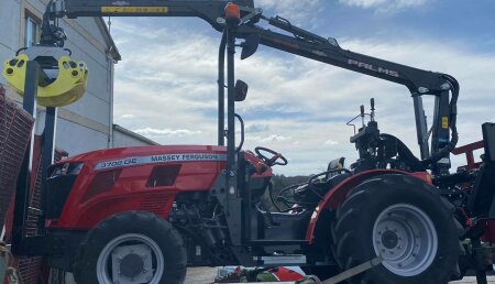 Maxideza entrega a Francisco Martiñez Castiñeiras de Salceda de Caselas, Pontevedra , Massey Ferguson 3708 equipada con grua Palms