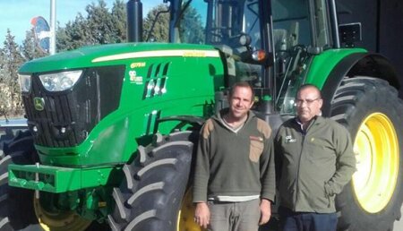 Agricola Castellana entrega  en la localidad palentina De Fuentes de Nava, JOHN DEERE 6175M SuperStar a Julio Matías.