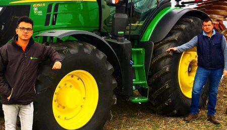 Agrícola Castellana entrega en Fuente de Santa Cruz (Segovia) John Deere 6250R a la empresa Fragua S.C. 