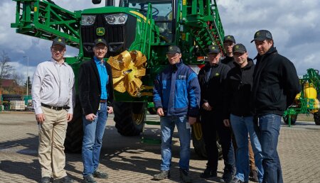 John Deere premia a sus clientes europeos con dos de sus productos estrella