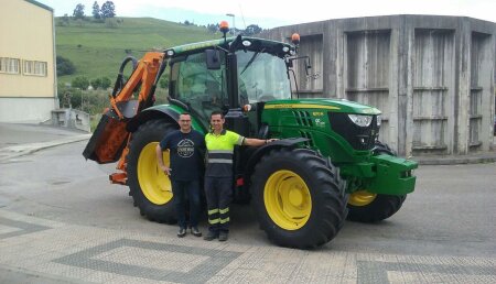 Agricola Castellana entregado al Ayuntamiento de Pielagos (Cantabria),  JOHN DEERE 6110R y desbrozadora B&M