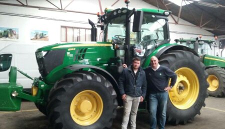 Agricola Castellana entrega John Deere 6215R a  Héctor Gutiérrez, de Villamienzo (Palencia).