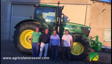 Agrícola Noroeste entrega John Deere 6175R en Lañares Montaña a Rafa y Fran y su padre Francisco