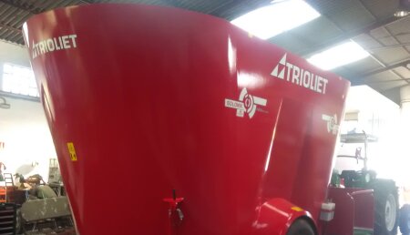 Auto Agricola Villapedre entrega carro mezclador Trioliet a Ganadería pataco sc