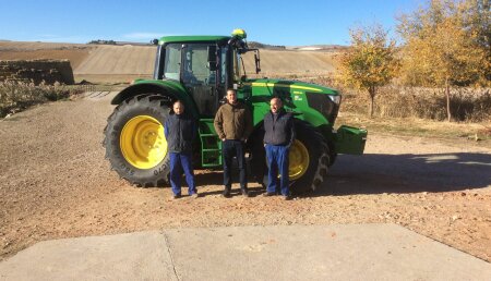 Comercial Agrícola Castellana SL Entrega JOHN DEERE 6155M en Villasexmir (Valladolid) a los hermanos Garcia Muelas.