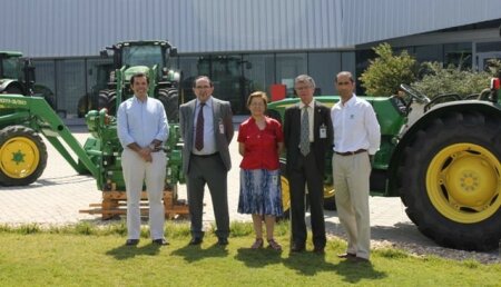 JOHN DEERE ENTREGA UN TRACTOR Y UN MOTOR A LA UNIVERSIDAD POLOTECNICA DE MADRID PARA CONTRIBUIR A LA FORMACION DE LOS PROFESIONALES