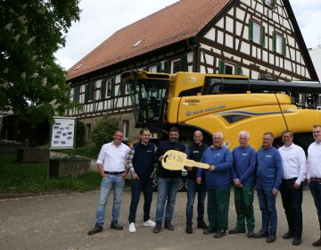 New Holland entrega la cosechadora combinada de alta capacidad CR 7.90 a la Universidad de Hohenheim.