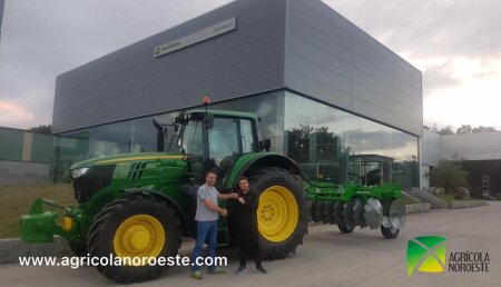 AgroBarreiro entrega John Deere 6195M a Agroforestal Vaamonde Mella 