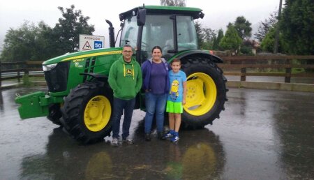 Comercial Agrícola Castellana entrega JOHN DEERE 5085M en San Vicente de Monte, Valdaliga a Teresa Callejo