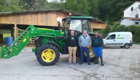 Agricola Castellana Entrega JOHN DEERE 5100M con pala 603R en Argomeda de Villafufre (Cantabria), a la Sociedad Cooperativa Reto a la Esperanza 