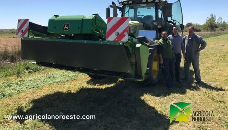 Agricola Noroeste entrega John Deere 6155R + segadora frontal segadora acondicionadora John Deere modelo 331 a Alfonso y Toño