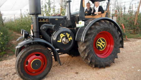 Josep Sagues, más de 35 años restaurando tractores