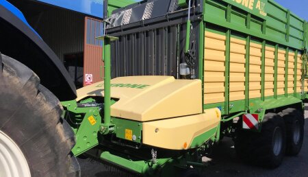 Millares Torron entrega a CABO CB de Castroverde  autocargador picador KRONE