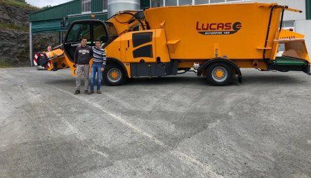 Millares Torron entrega carro mezclador LUCAS G a ganaderia Blanco Vilarcabreiros en Guntin 