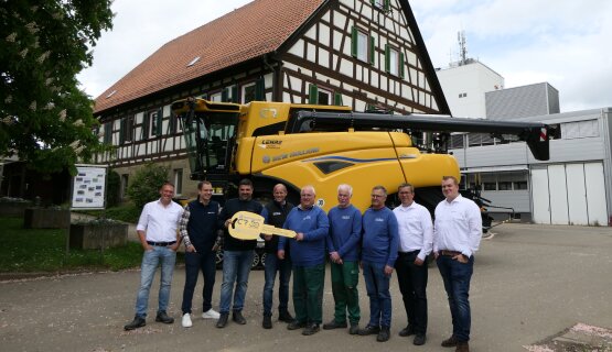 New Holland entrega la cosechadora combinada de alta capacidad CR 7.90 a la Universidad de Hohenheim.
