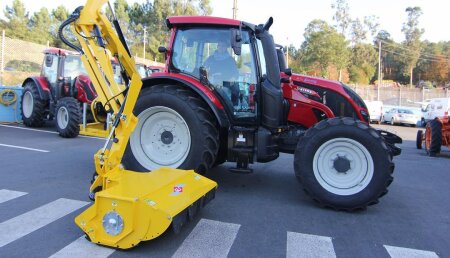 Hitraf Entrega a Mancomunidad de O Salnés . Valtra N114 con desbrozadora de brazo GL1