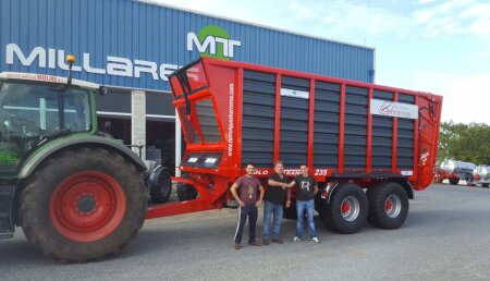 Millares Torron entrega Remolque Herreros a servicios agricolas moure