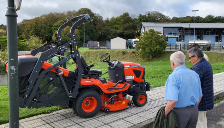 Entrega de tractor cortacésped en el Concello de Paradela