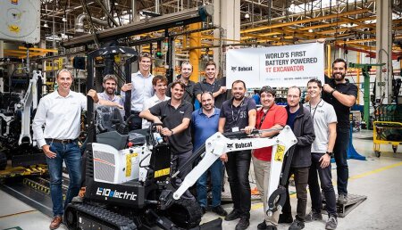 La primera excavadora eléctrica Bobcat sale de la línea de producción