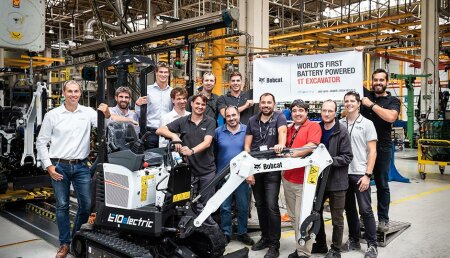 La primera excavadora eléctrica Bobcat sale de la línea de producción