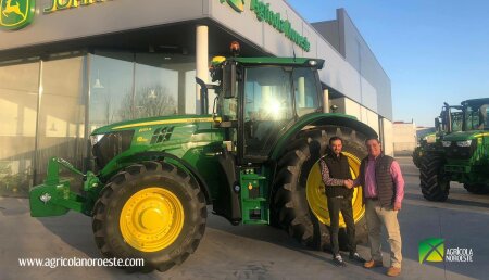 Agrícola Noroeste Entrega John Deere 6155R a Maria del Carmen y sus hijos Ruben y Marcos