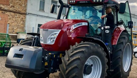 Talleres Argasa entrega McCormick  X7.690 P6 drive Red Metallic  a Jose Antonio Callejo.