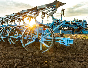 LEMKEN Diamant 18 con prensa de surcos integrada