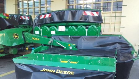 Agrícola Castellana Entrega de segadora acondicionadora JOHN DEERE 328 A a Lavin Hermanos SC, de Abaño (Cantabria).