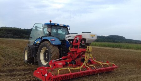 Millares Torron S.L. Entrega a Jose Lamas Novo, de Bazar (Castro de Rei-Lugo). Esta sembradora neumática DELIMBE, de accionamiento hidráulico, con 2 tolvas de 300 lts y gps inalambrico..