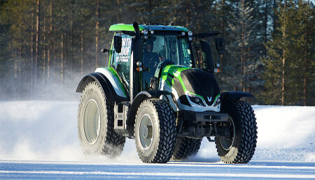 El fabricante de neumáticos Nokian y Valtra marcan un nuevo record del mundo de velocidad para tractores: 130,165 km/h