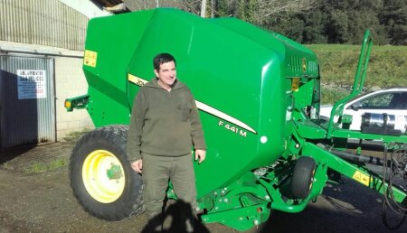 Comercial Agrícola Castellana Entrega de Rotoempacadora JOHN DEERE F441M a Manuel, de Ogarrio (Cantabria).
